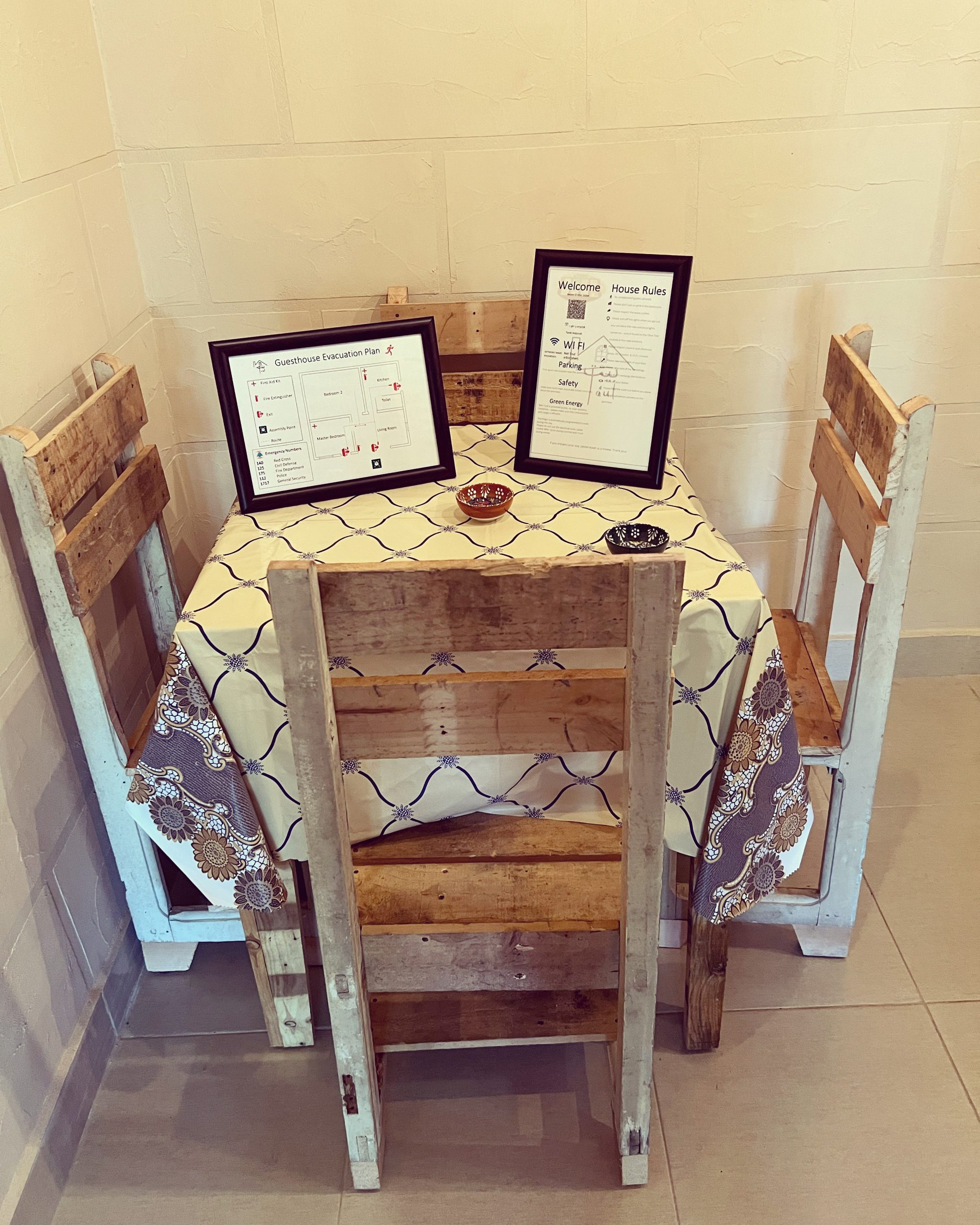 Eco-friendly recycled dining table with safety guidance frame Eco-friendly recycled dining table with safety guidance frame